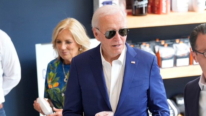 Americký prezident Joe Biden (uprostred) a prvá dáma USA Jill Bidenová.