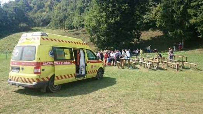 Záchranári ošetrujú zranených 