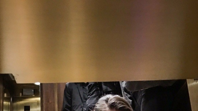 Melissa si čakanie na oslobodenie ozvláštnila šampanským. 