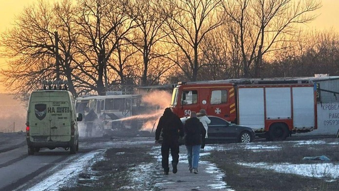 Ruský dron udrel vedľa autobusu. Zomrelo najmenej 12 ľudí