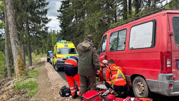 Skupina robotníkov sa takmer zrútila do doliny