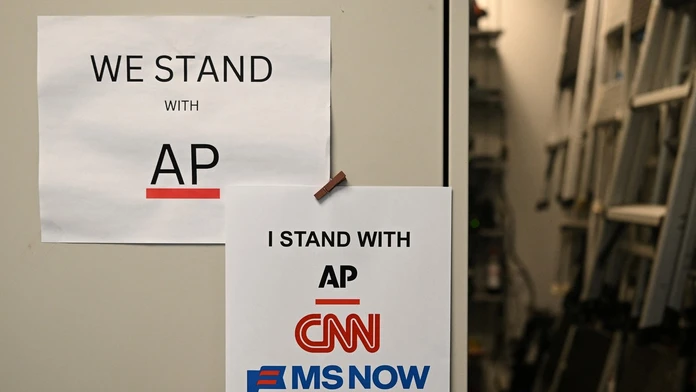 Najväčšie stanice vrátane Fox News bojkotujú spravodajstvo o Trumpovi. Biely dom preto spustil vlastné vysielanie