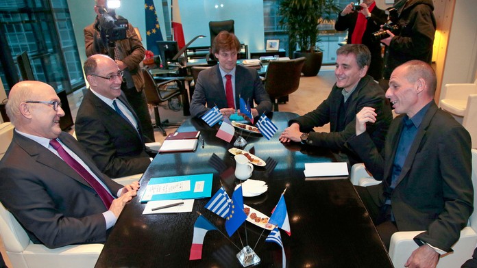 Grécky minister financií Varufakis (vpravo)