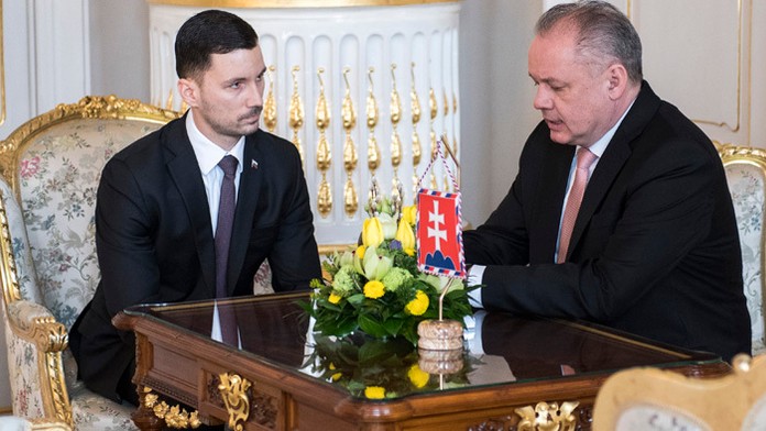 Štátny tajomník ministerstva zahraničných vecí Lukáš Parízek a prezident Andrej Kiska.