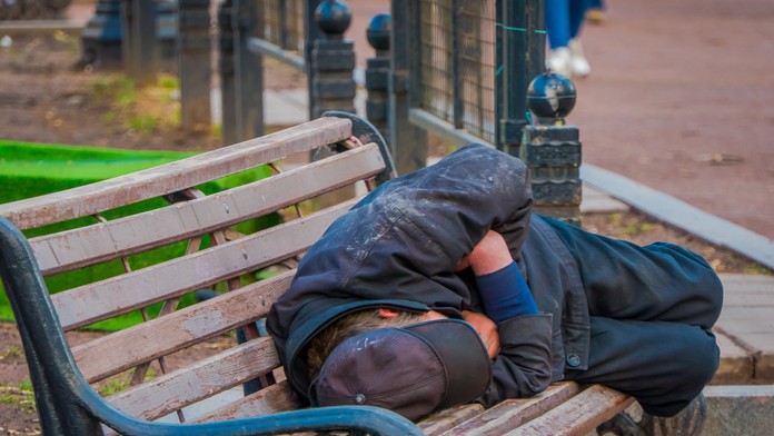 Žena vpustila do bytu bezdomovca, ktorý sa chcel len okúpať. Z vane však bežal rovno do postele