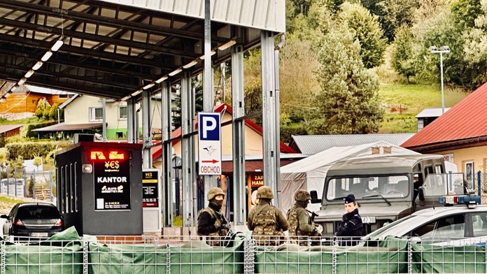 Na snímke armáda a zátarasy na hraničnom priechode Čirč - Leluchów.