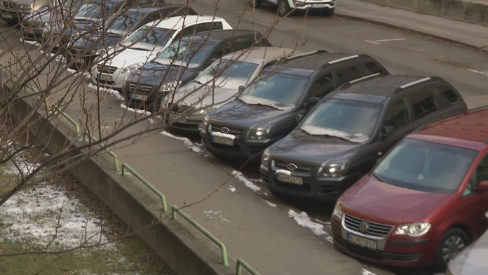Parkovanie v Bratislave je čoraz problémovejšie. Najnovšie zabrali parkovacie miesta služobné vozidlá jedného ministerstva