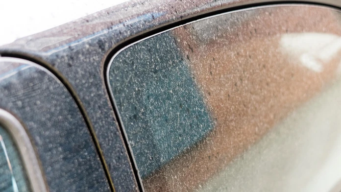 Auto znečistené od saharského prachu.