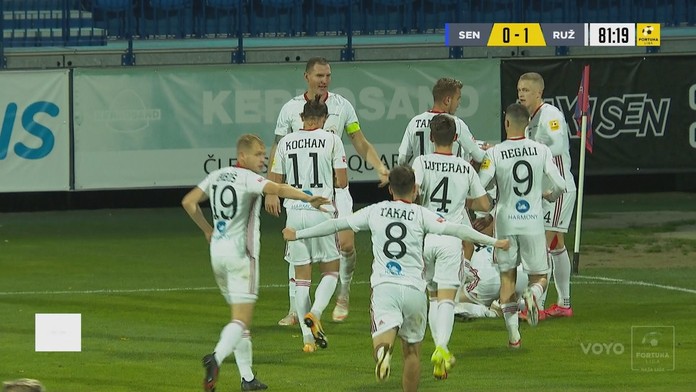 Hráči Ružomberka sa radujú po góle do siete Senice.