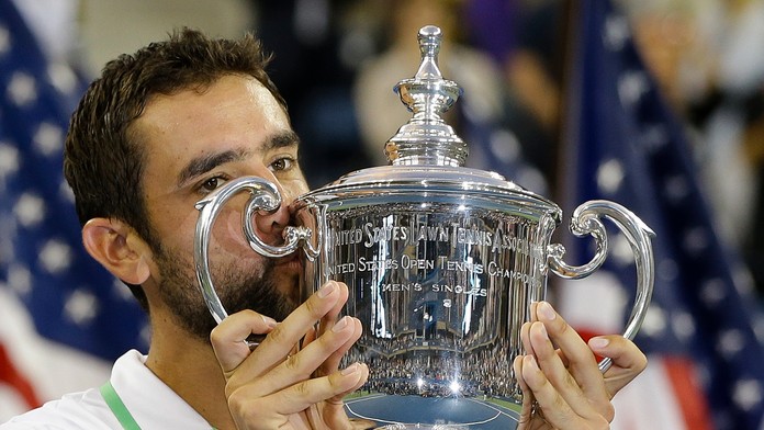 Chorvátsky tenista Marin Čilič bozkáva víťaznú trofej po víťazstve nad Japoncom Keiom Nišikorim vo finále US Open.