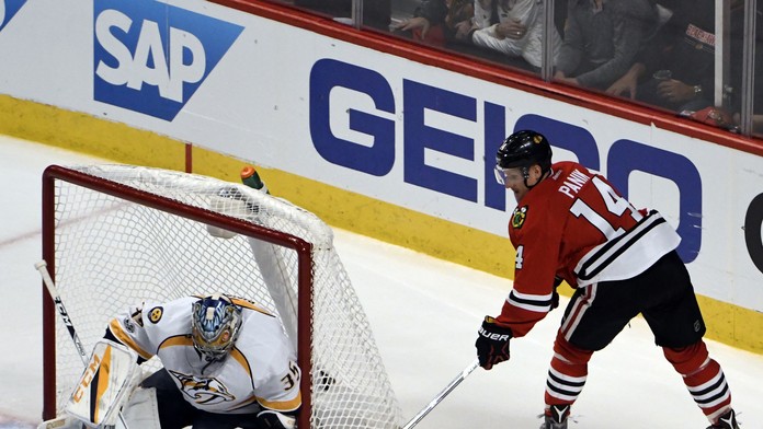 Richard Pánik sa neúspešne pokúša prekonať Pekku Rinneho.