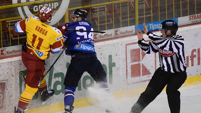 Záchranársky tím prehliada miesto zrážky dvoch osobných vlakov.