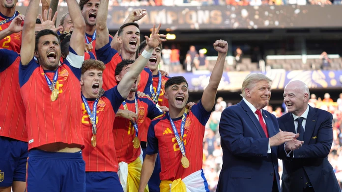 VIDEO: Trumpa vypískali na finále MS. Po odovzdaní trofeje odmietol odísť z pódia