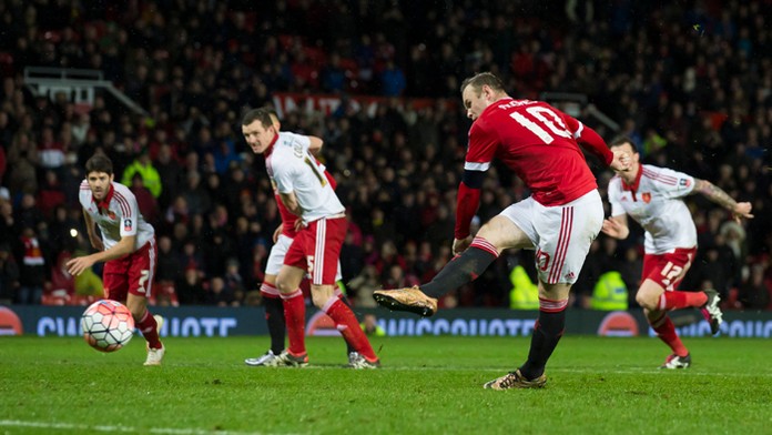 Wayne Rooney (Manchcester United) skóruje z penalty v FA Cupe proti Sheffield United.