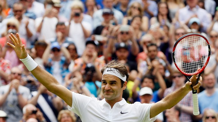 Roger Federer sa teší po víťazstve proti Američanovi Steveovi Johnsonovi v osemfinále.