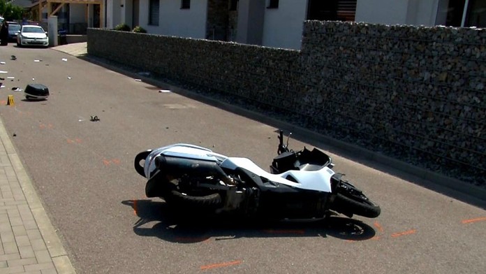 Na skútri bez prilby narazil v Trenčianskej Teplej do stĺpa, namieste bol mŕtvy