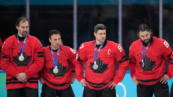 Crosby sa nechcel povyšovať nad tím a vyzdvihol McDavida. Tréner Kanady označil za víťaza hokej