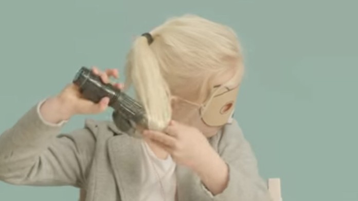 Šokujúca kampaň upozorňuje na detskú prostitúciu. Dievčatkám dali do rúk sexuálne hračky