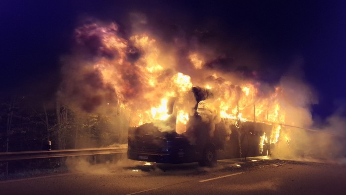 FOTO: Pri Košiciach začal horieť autobus plný ľudí. Po požiari z neho ostalo len torzo