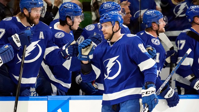 Erik Černák sa teší so spoluhráčmi po strelení gólu.