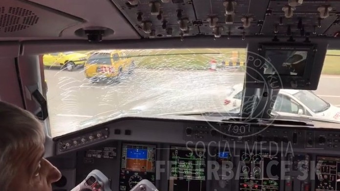 Lietadlo Fenerbahce istabul muselo núdzovo pristáť v Budapešti.