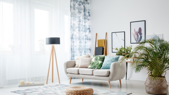 Obývačka plná svetla.