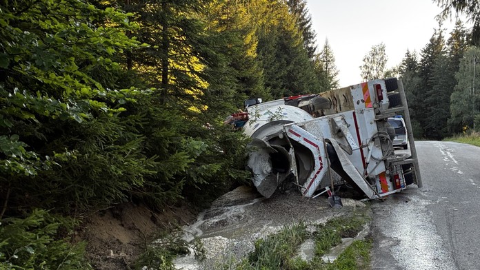 Vodič skončil s betónovou zmesou mimo cesty. Za volant si sadol poriadne opitý