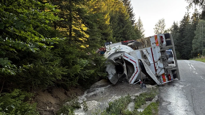 Vodič skončil s betónovou zmesou mimo cesty. Za volant si sadol poriadne opitý