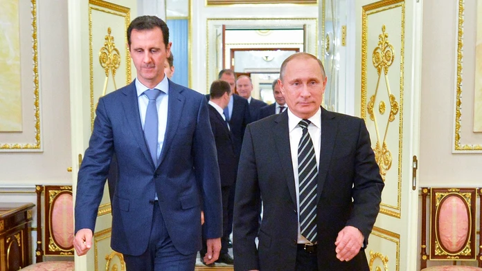 Na archívnej snímke z roku 2015 Sýrsky prezident Bašár Asad a jeho ruský náprotivok Vladimir Putin.
