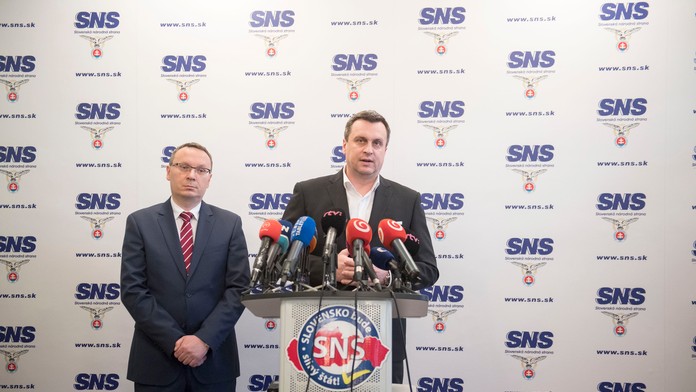 Na snímke predseda Slovenskej národnej strany (SNS) Andrej Danko (vpravo) a predseda klubu SNS Tibor Bernaťák