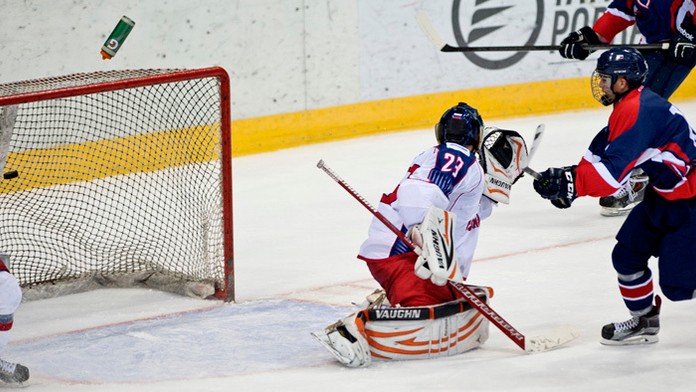 Hokejový reprezentant do 18 rokov Marián Studenič strieľa gól za chrbát ruského brankára Maxima Kaljajeva.