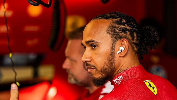 Lewis Hamilton už je v červenom.