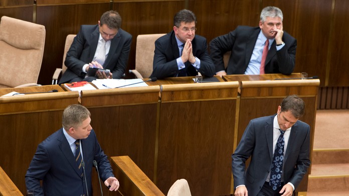 Na snímke v popredí vľavo predseda vlády SR Robert Fico a vpravo poslanec NR SR Igor Matovič (OĽaNO).