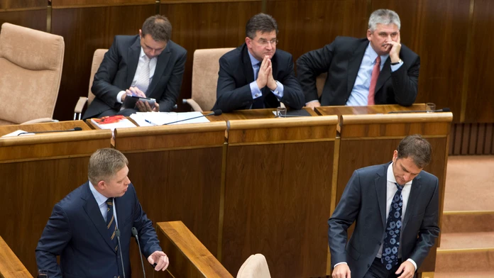 Na snímke v popredí vľavo predseda vlády SR Robert Fico a vpravo poslanec NR SR Igor Matovič (OĽaNO).