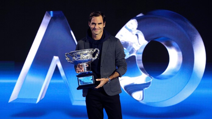 Katie podpisuje svoje prsné implantáty