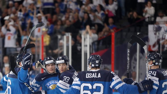 Fínski hráči sa tešia z gólu v sieti Slovinska v zápase MS 2017.