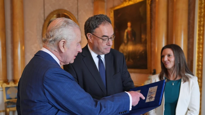 GALÉRIA: Britskému kráľovi Karolovi III. predstavili bankovky s jeho podobizňou. Pochválil ich dizajn