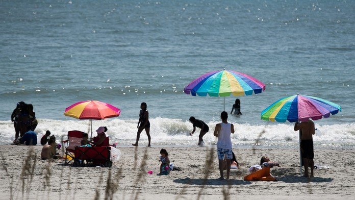 Hororová nehoda na pláži: Odfúknutý slnečník prebodol ženu (†63), zomrela po prevoze do nemocnice