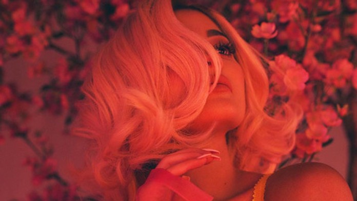 Kde nabrala také veľké prsia? Mladučká reality hviezda dráždi