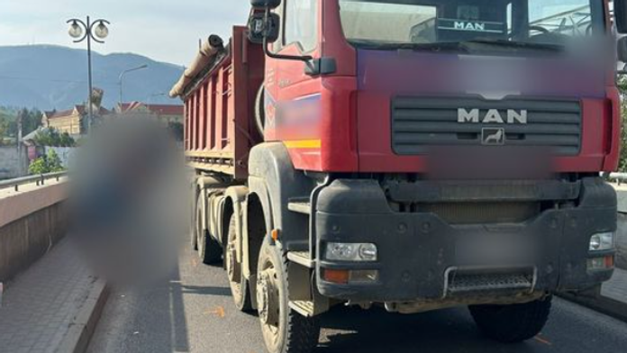 Na snímke nákladné auto, ktoré v Martine zrazilo cyklistu.