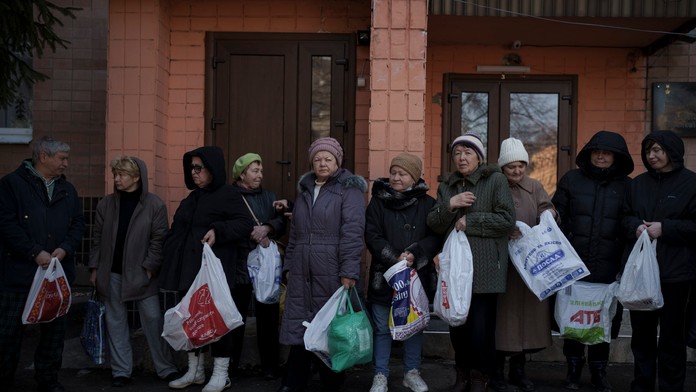 Rusi odviedli z Ukrajiny takmer pol milióna „zajatcov“. Berú im pasy a posielajú ich pracovať, tvrdí Kyjev