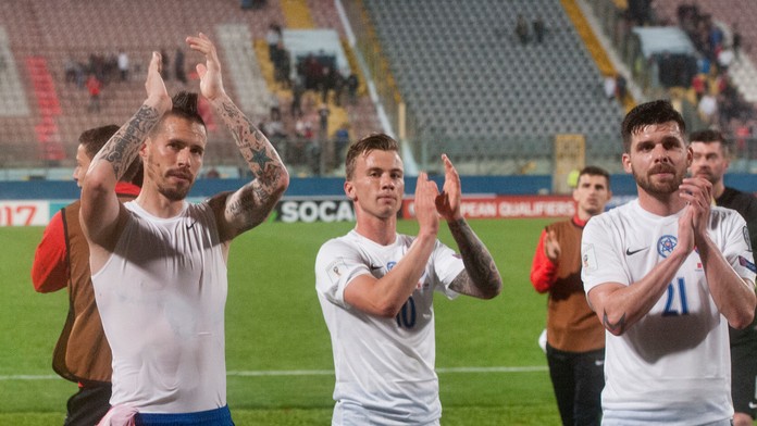 Slovenskí hráči ďakujú divákom po zápase F-skupiny kvalifikácie MS 2018 vo futbale Malta - Slovensko.