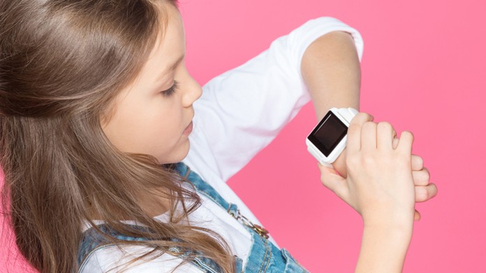 Dieťa so smart hodinkami.