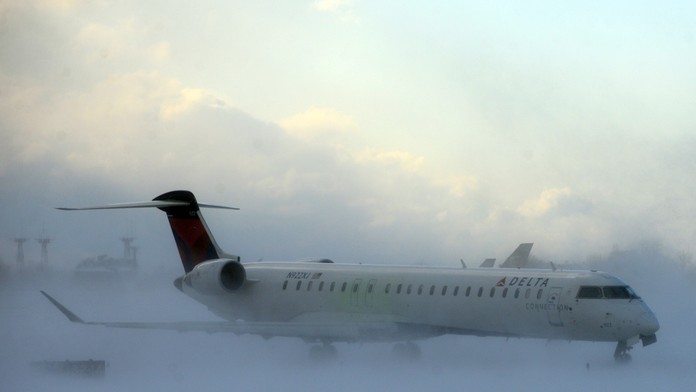 Snehová búrka na letisku v Buffale.