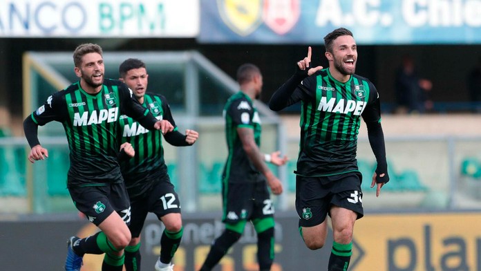 Federico Di Francesco (vpravo) zo Sassuola oslavuje gól na pôde Chieva Verona.