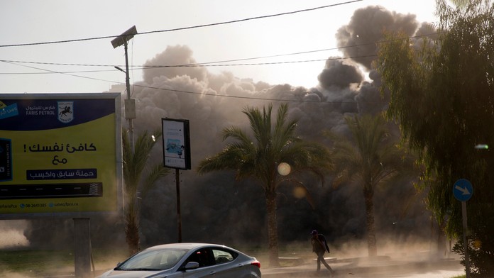 Kúdoly dymu nad mestom Gaza po náletoch izraelskch stíhačiek.