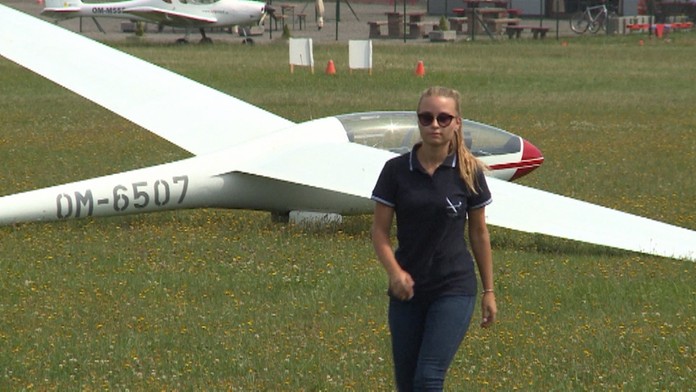 Mladá pilotka Viktória.