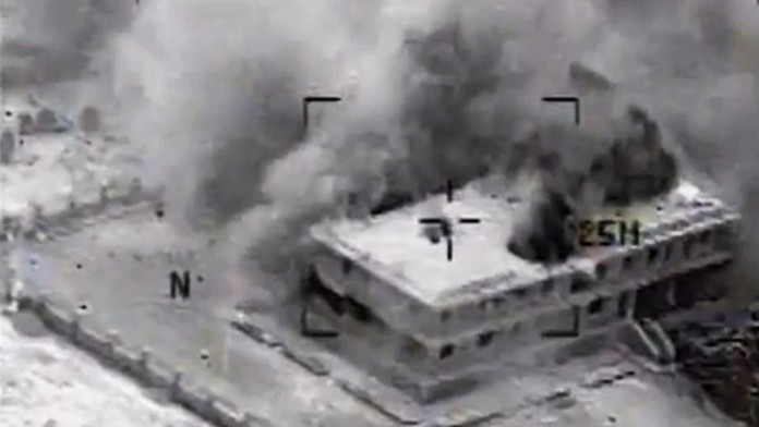 Americké letectvo spoločne s arabskými spojencami podniklo v noci tri vlny náletov.