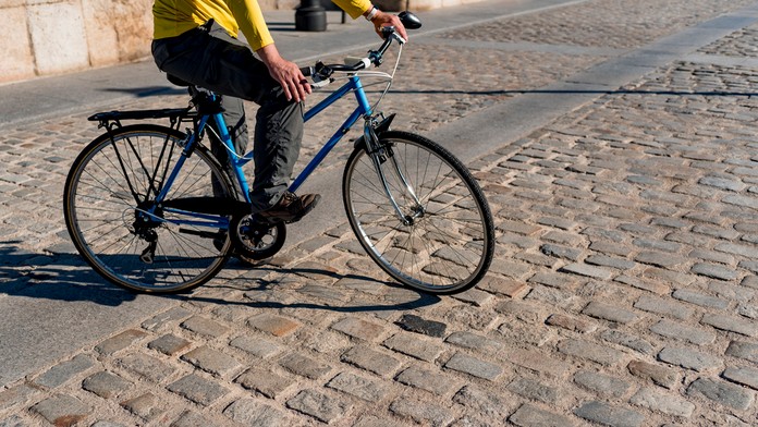 Policajti neverili vlastným očiam. V Ilave chytili cyklistu s viac než piatimi promile