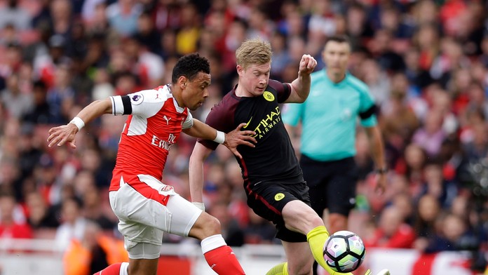Kevin De Bruyne (vpravo) a hráč Arsenalu Francis Coquelin v súboji o loptu